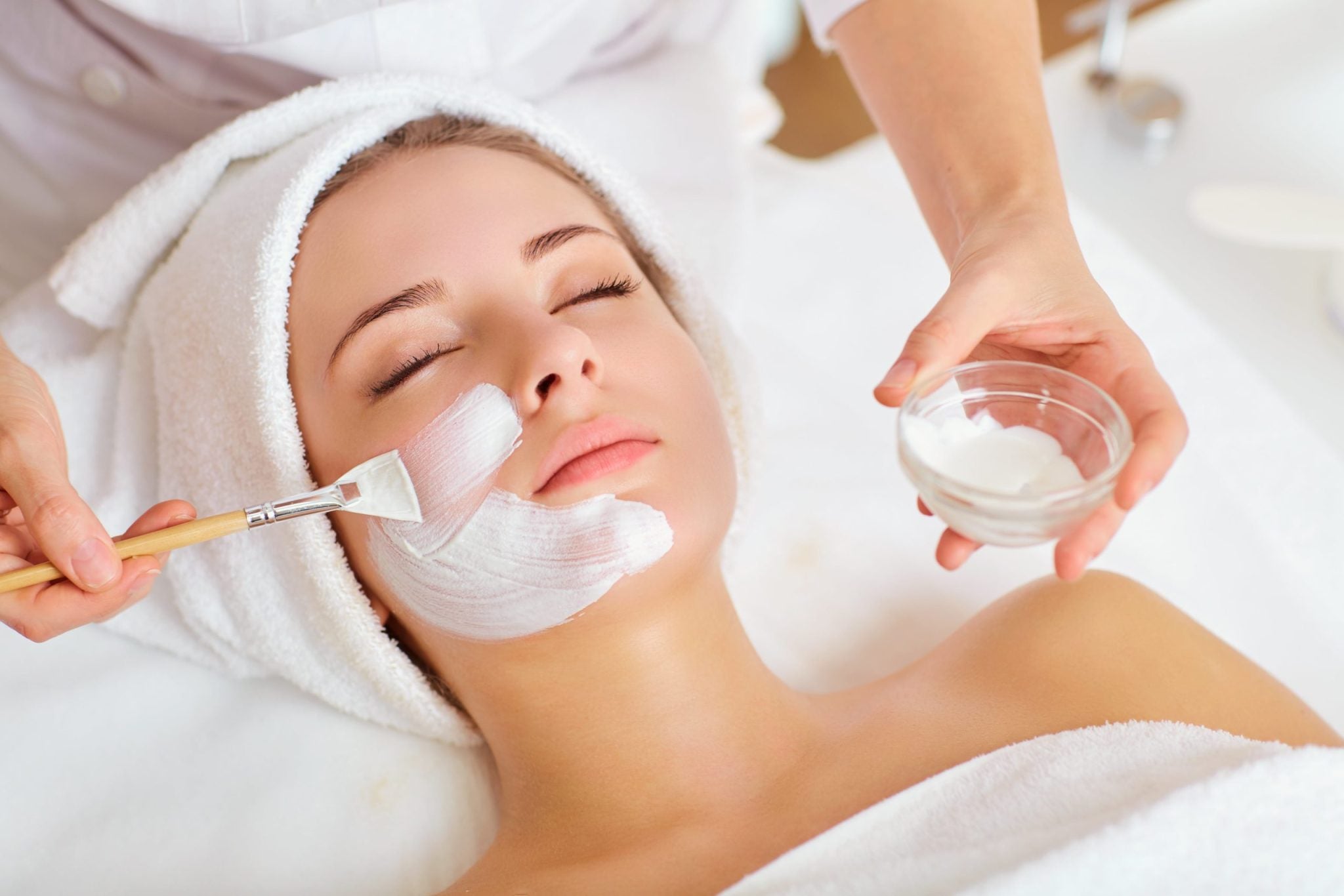 5 Benefits of Professional Facial Waxing Services