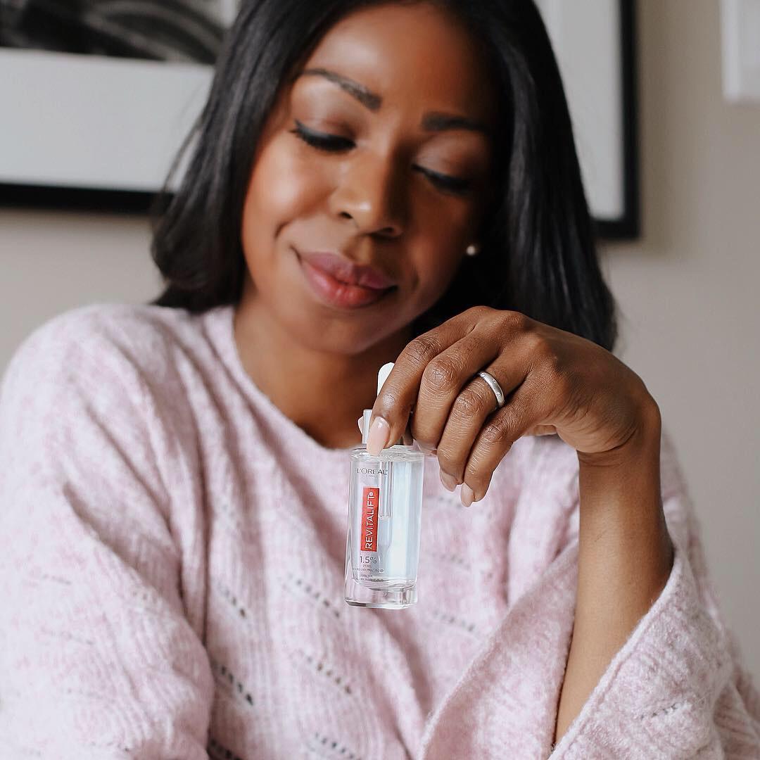 Dominique Baker Holding L'Oréal Revitalift Pure Hyaluronic Acid Serum