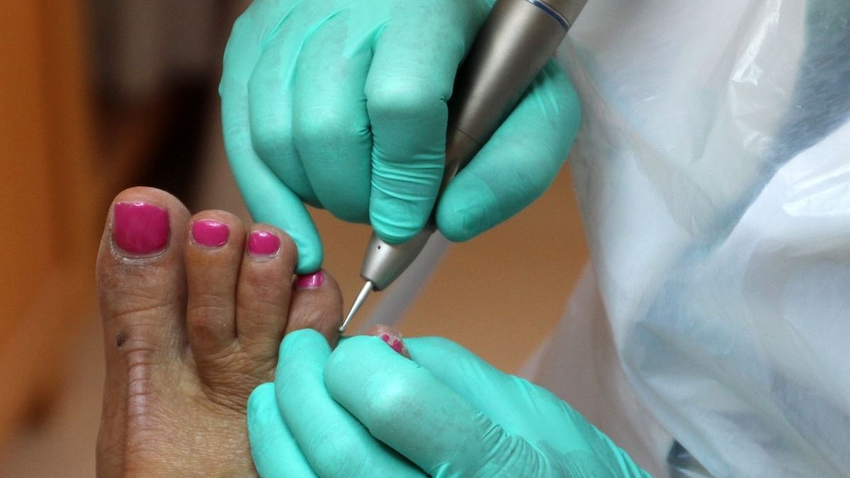 A pedicure under way | NeedPix