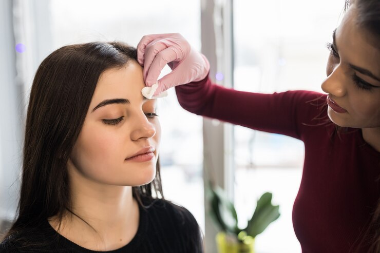 Frame Your Face Like a Pro: The Power of Expert Eyebrow Waxing