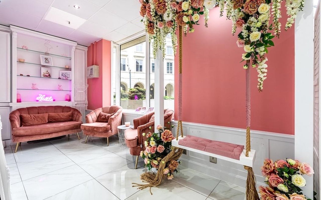 Choose from 10 venues offering eyebrow waxing near Threadneedle Street, London