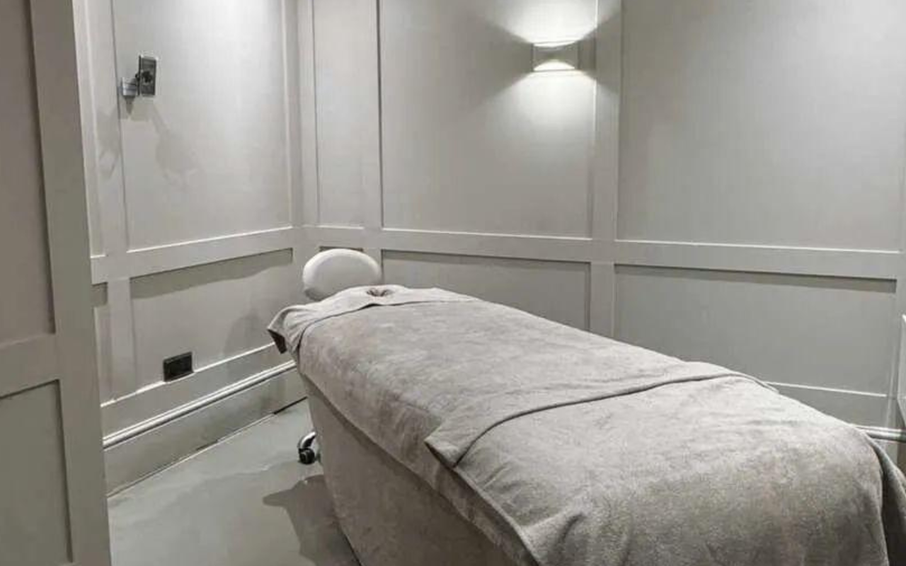 Choose from 25 venues offering ladies' facial waxing near Finsbury Circus, London